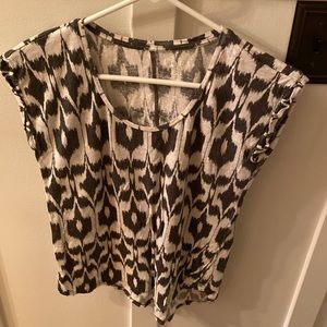 Loft top with geometric/Aztec print